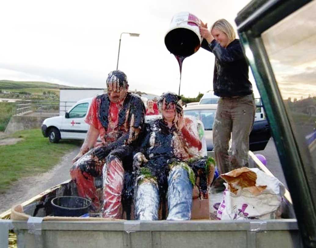 স্কটল্যান্ডে আবার বিয়ের পরেই নবদম্পতিকে নানান রকমের আবর্জনা দিয়ে স্নান করানো হয়। আর তা করেন যুগলের নিকট আত্মীয় এবং বন্ধুবান্ধবরাই। আর সেই আবর্জনার তালিকায় থাকে পচা খাবার থেকে শুরু করে পচা মাছ, পচা ডিম —প্রায় সব কিছুই ছুড়ে মারা হয় নবদম্পতিকে।