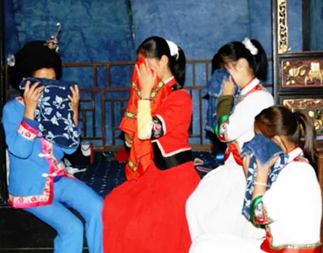 চিনে হবু বউকে বিয়ের আগে কমপক্ষে এক মাস শুধু কেঁদেই যেতে হয়। সে দেশে এ প্রায় বহু পুরনো রীতি। বিয়ের আগের এক মাস কাঁদার জন্য হবু বউ তাঁর পাশে পেয়ে যান পরিবারের অন্য মহিলাদেরও। আর এই কান্নার অর্থ হল, দুঃখের পর ভাল সময় আসছে। অর্থাৎ বিয়ের মতো একটি সুখের জীবন এগিয়ে আসছে।