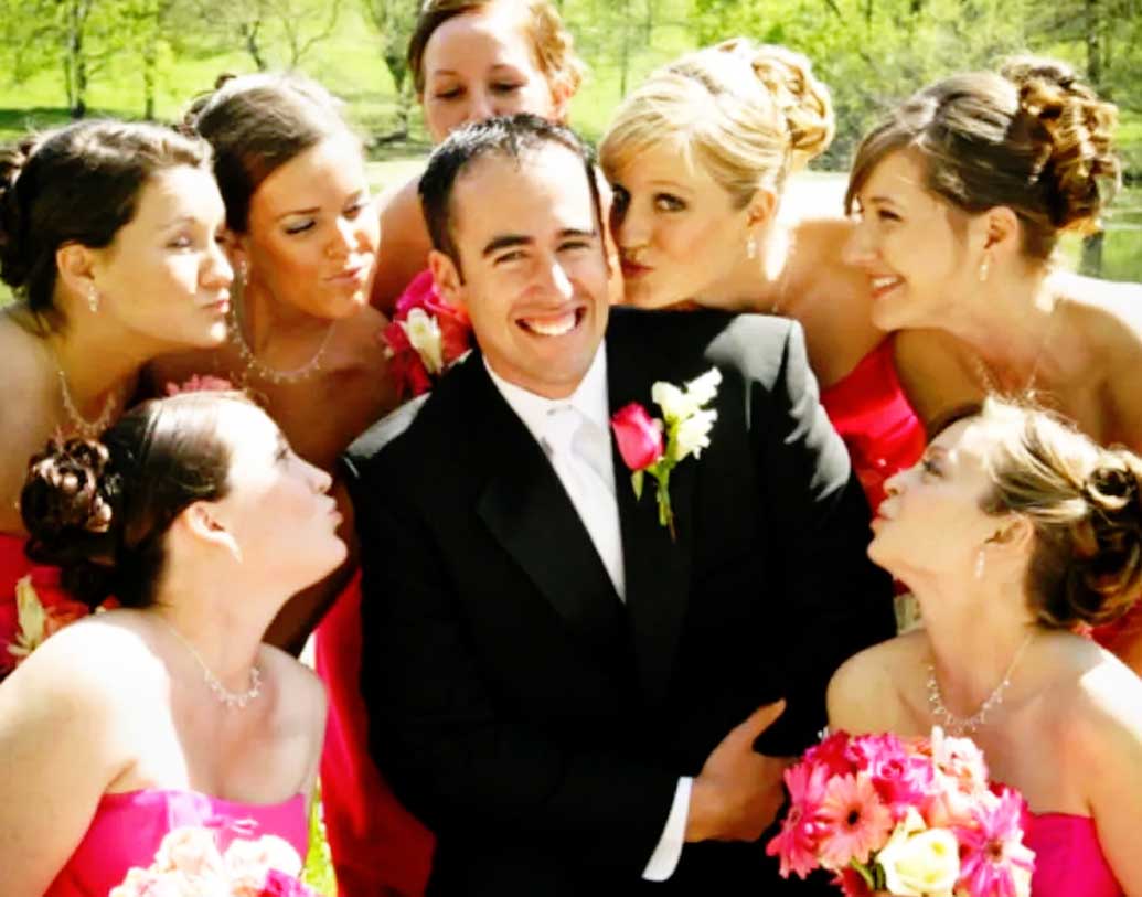 বিয়ের পরে বর বা বউকে চুমু খাওয়ার নিয়ম রয়েছে সুইডেনে। নববধূ যদি রুম ছেড়ে বেরিয়ে যায় তা হলে বিয়েতে নিমন্ত্রিতরা সকলেই বরকে জড়িয়ে ধরে চুম্বন করেন। আর ঠিক এর উল্টোটা হলে সব চুম্বন বধূর কপালেই জোটে।