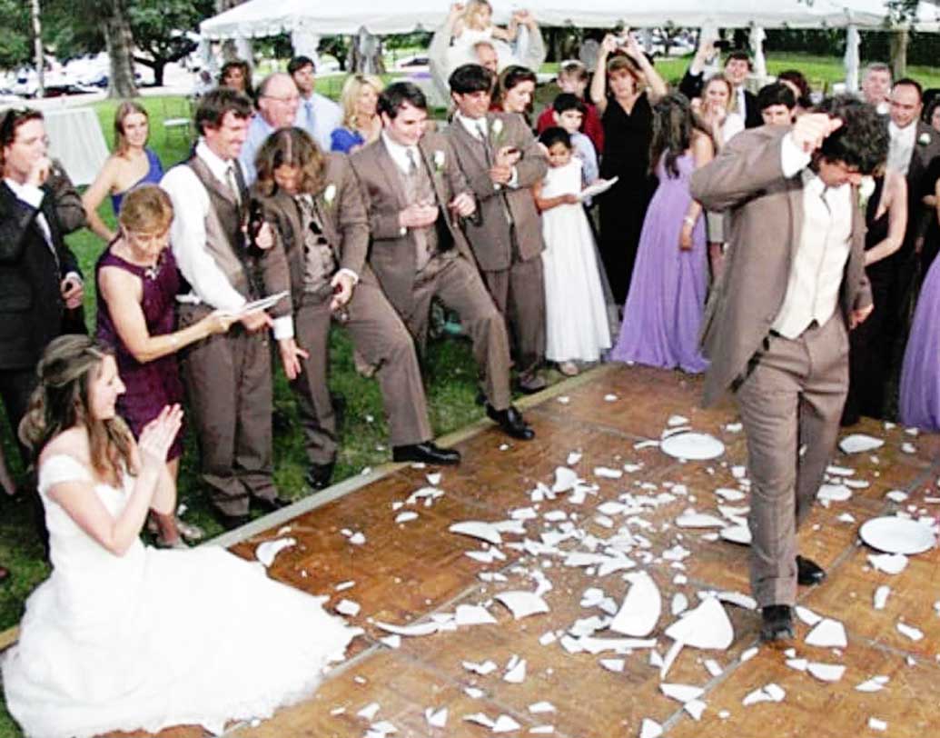 জার্মানিতে বিয়েতে নবদম্পতিকে সকলে পোর্সেলিনের বাসনপত্র গিফট করেন। আর বিশেষ করে পোর্সেলিনের বাসনপত্রই গিফট করেন, যাতে তা ভাঙলেও বিরাট আওয়াজ হয়। কারণ, সেখানে নিয়মই হচ্ছে বিয়ের পরে বাসনপত্র ভাঙার। আর সেই আওয়াজেই অশুভ আত্মার বিনাশ হয় বলেই ধারনা জার্মানদের।