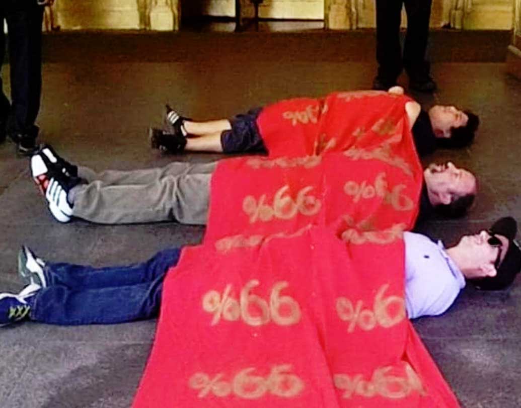 মারকিউসাস আইল্যান্ডে বিয়ে শেষ হতে না হতেই মেঝেতে শুয়ে পড়েন ছেলে ও মেয়ের বাড়ির লোকজন। আর তাঁদের উপর দিয়েই হাঁটতে হয় নবদম্পতিকে।