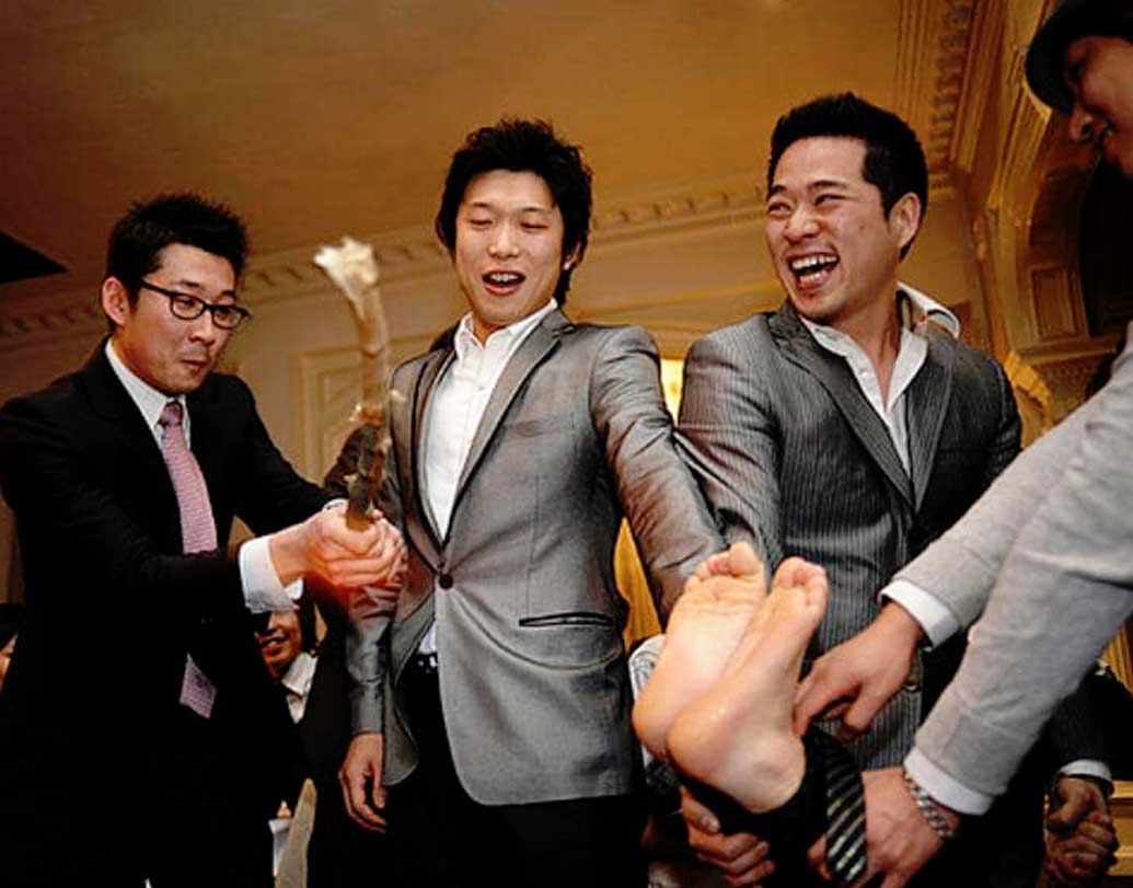 বিয়ের আগে ছেলেকে পুরোদমে তৈরি দরকার! এমনটাই মনে করেন দক্ষিণ কোরিয়ার মানুষজন। আর তার জন্যই বিয়ের আগে ছেলের বাড়ির লোকজন ছেলের পায়ে মৃত মাছ বা কঞ্চি দিয়ে মারেন।