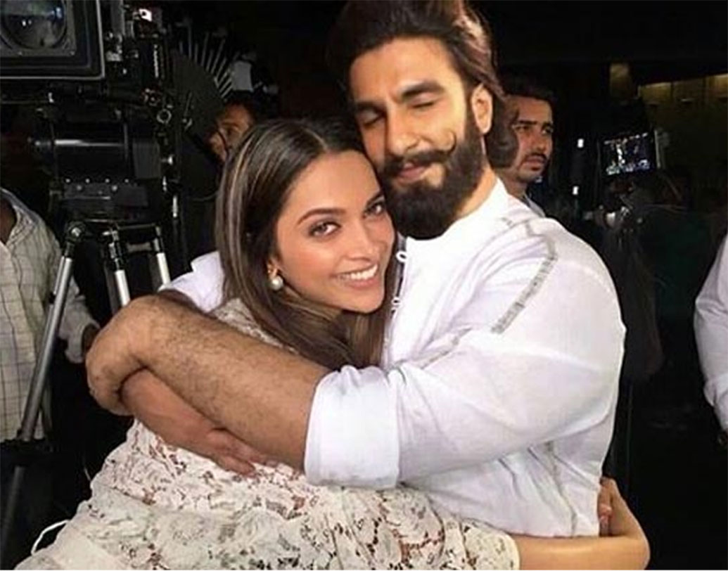 রণবীর সিংহের সঙ্গে দীপিকার প্রেম শুরু ‘গোলিও কি রাসলীলা রামলীলা’ ছবির সময় থেকেই। দীর্ঘদিনের সম্পর্ক এবার পরিণতি পাচ্ছে। ১৪ ও ১৫ নভেম্বর বিয়ের অনু্ষ্ঠানের দিন ঘোষণা করেছেন হবু নব দম্পতি।