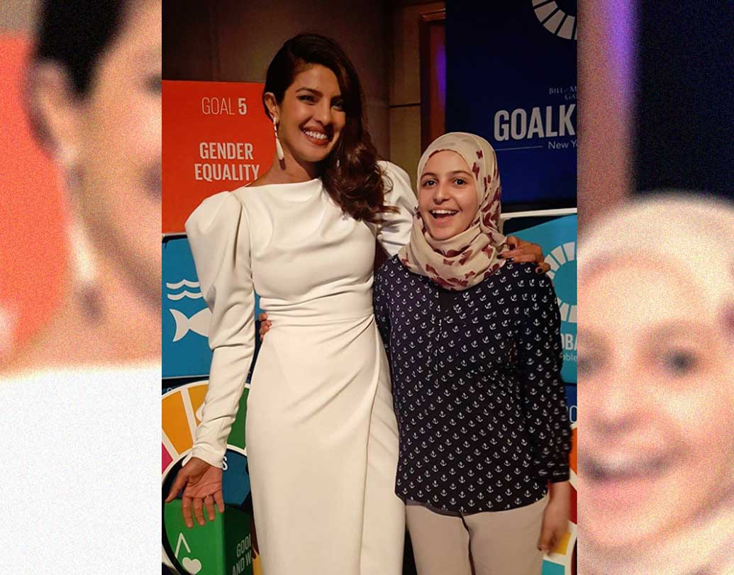 ২০১৭ সালে ইউনিসেফ আয়োজিত গ্লোবাল গোল অ্যাওয়ার্ডসে যোগ দিতে গিয়েছিলেন প্রিয়ঙ্কা চোপড়া। আর সেখানে এক্কেবারে সাধারণ দেখতে সাদা রঙের একটি ড্রেস পরেছিলেন অভিনেত্রী। কিন্তু সাদা হোক বা হোক সে যতই সাধারণ দেখতে, তার দাম ৩ লক্ষ টাকা। প্রিয়ঙ্কার সেই পোশাক ডিজাইন করেছিলেন নামজাদা ডিজাইনার ক্রিশ্চিয়ানো সিরিয়ানো।