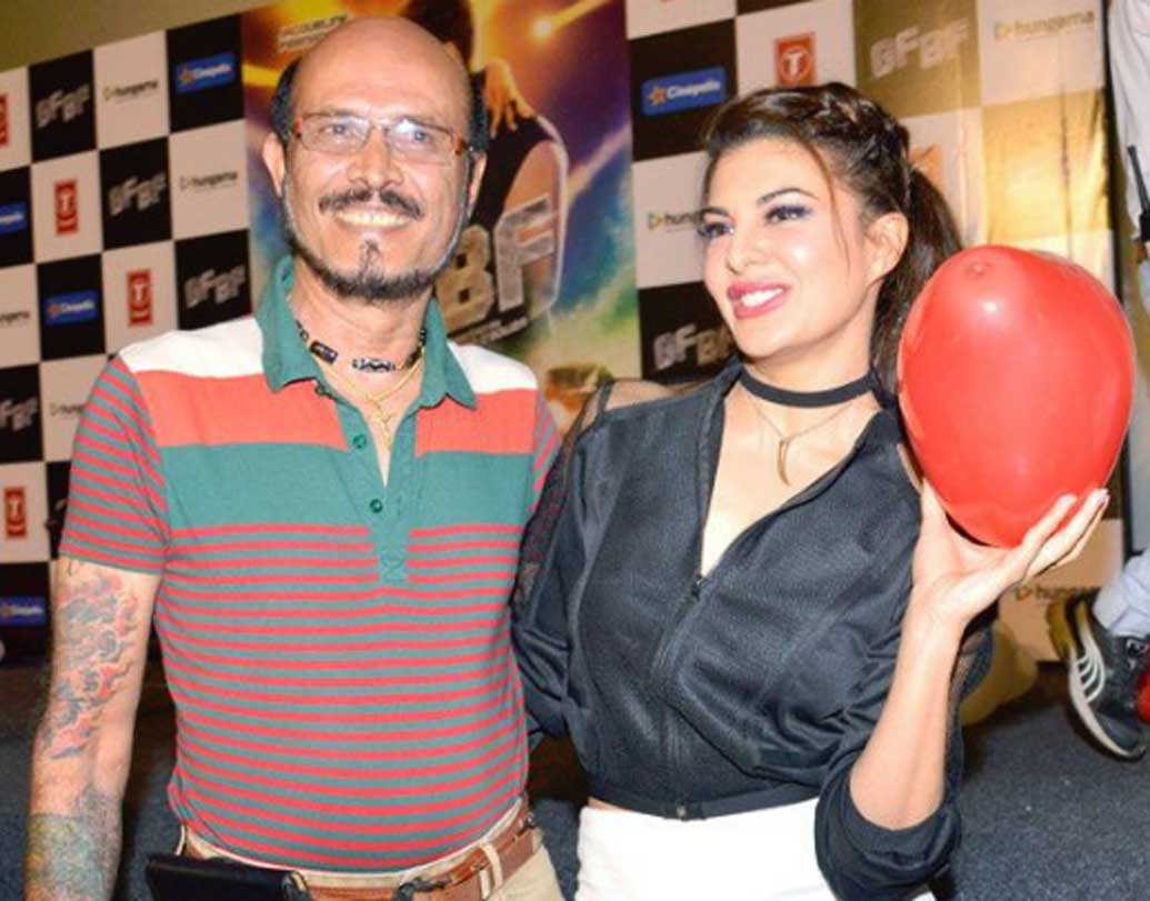 জ্যাকলিন ফার্নান্ডেজের বাবা এলরয় একজন ডিজে। বেশ কিছু নাইট ক্লাবেই তাঁকে ডিজে রূপে দেখা যায়। তবে আজকাল নাকি তিনি যে নাইটক্লাবেই যাচ্ছেন, লোকে মেয়ের গান বাজানোর অনুরোধ জানাচ্ছেন তাঁকে।