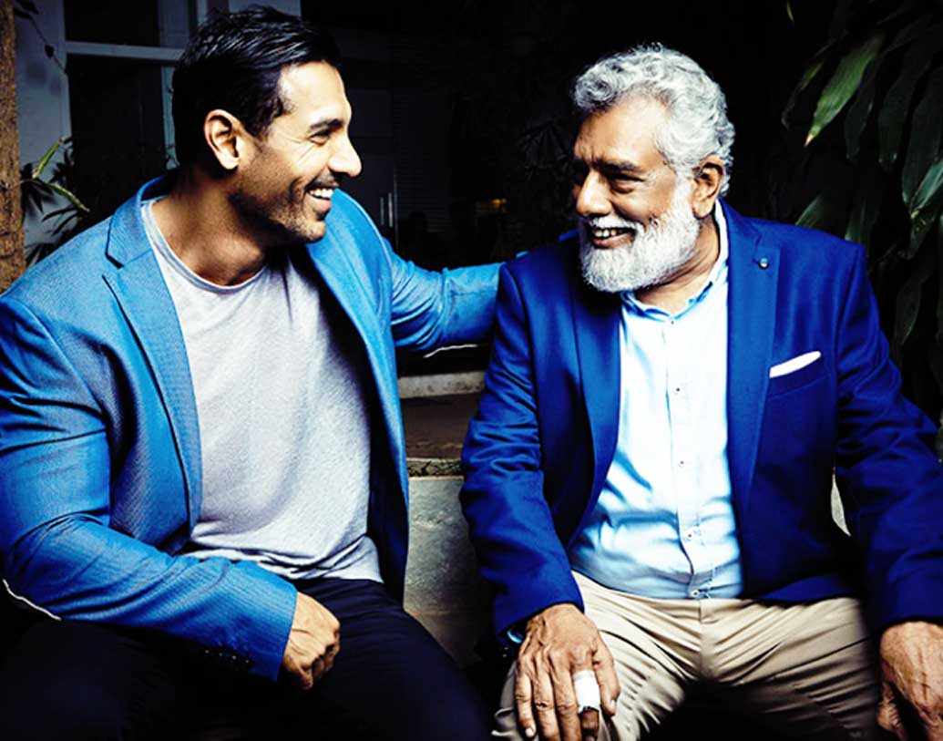 জন আব্রাহামের বাবার নাম আব্রাহাম জন। আসলে তিনি একজন আর্কিটেক্ট। কোম্পানিও রয়েছে মুম্বইতে। আব্রাহাম জন আর্কিটেক্টস একটি নাম করা কোম্পানি। বেশ কিছু পুরস্কারও রয়েছে এই কোম্পানির ঝুলিতে।