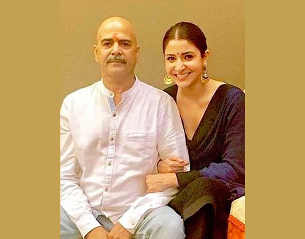 অনুষ্কা শর্মার বাবা একজন প্রাক্তন আর্মি অফিসার। তাঁর নাম কর্নেল অজয়কুমার শর্মা। অনুষ্কা নিজে এক বার বলেছিলেন, ‘আমার জীবনে সব কিছুই খুব ডিসিপ্লিনড। কারণ আমার বাবা আর্মি অফিসার ছিলেন। খাওয়া-দাওয়া থেকে ঘুম সব কিছুই আমাদের বাড়িতে খুব নিয়ম মেনেই হয়।’