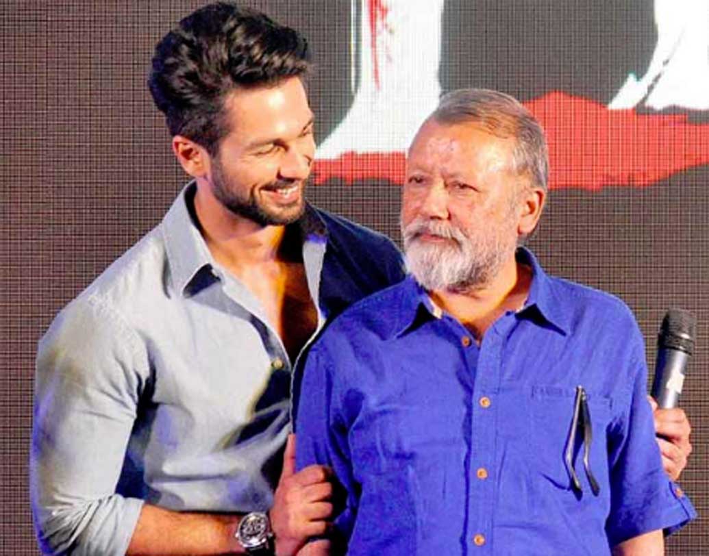 শাহিদ কপূরের বাবা পঙ্কজ কপূরও একজন জনপ্রিয় অভিনেতা। টিভি সিরিয়াল ‘অফিস-অফিস’-এ মুস্সদ্দি লালের চরিত্রে পঙ্কজ কপূরের অভিনয় অনেকেই পছন্দ করেছিলেন। ‘এক ডক্টর কী মৌত’ থেকে হালের ‘ফাইন্ডিং ফ্যানি’ পঙ্কজ কপূরের অভিনয় সদাই প্রশংসিত। ছেলে শাহিদকে নিয়ে ‘মৌসম’ ছবিটি পরিচালনাও করেছিলেন অভিনেতা।