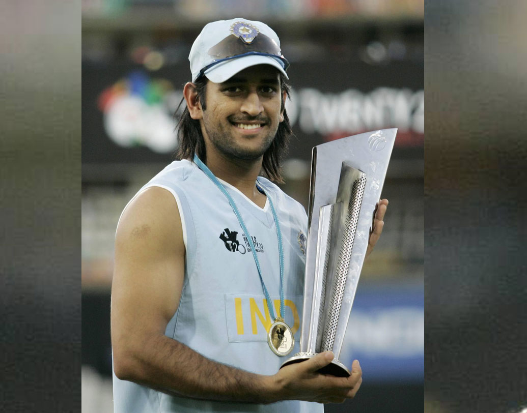 ১১ বছর পিছিয়ে যাওয়া যাক। ২০০৭-র ২৪ সেপ্টেম্বর। আইসিসি ওয়ার্ল্ড টি-টোয়েন্টির ফাইনাল। দক্ষিণ আফ্রিকার জোֈ’বার্গে মুখোমুখি চিরপ্রতিদ্বন্দ্বী ভারত-পাকিস্তান। টিম ইন্ডিয়ার দায়িত্বে একেবারে আনকোরা ক্যাপ্টেন মহেন্দ্র সিংহ ধোনি। শেষ ওভারে যোগিন্দর শর্মার বলে মিসবা-উল-হক আউট হতেই ট্রফি জিতে ইতিহাস গড়ল ভারত।