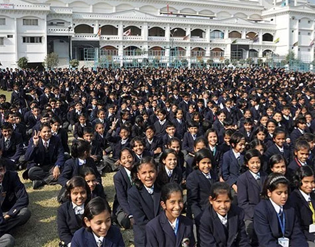 স্কুলের ছাত্রদের বয়স ৩ থেকে ১৭ বছর। প্রতি ক্লাসে পডুয়া সংখ্যা ৪৭ এবং সব ছাত্রকে স্কুল ইউনিফর্ম পরতে হয়। তবে সব পড়ুয়া কখনই একসঙ্গে প্রার্থনা সভায় অংশ নিতে পারে না। কারণ তাঁদের এক সঙ্গে রাখার মতো জায়গা নেই স্কুলে।