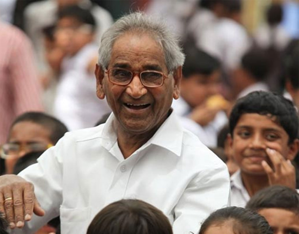 জগদীশ বলেন, স্কুলে শিক্ষার্থীদের জন্য রয়েছে ৪৬০০ জন শিক্ষক, ৩০০০০ কম্পিউটার এবং ১১০০টি শ্রেণি কক্ষ। এ ছাড়া স্কুলের রয়েছে ১৫টি চৌখস ক্রিকেট টিম।