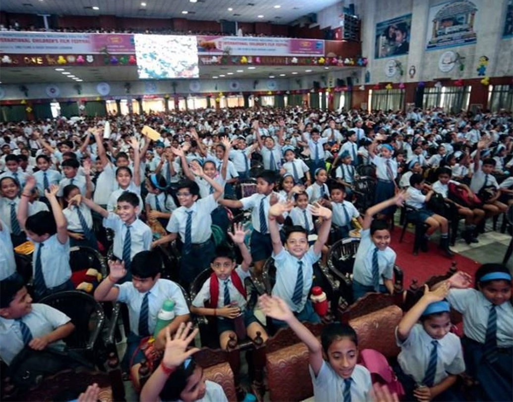 টিফিনের ১৫ মিনিটে স্কুল চত্বরে ঘুরে বেড়ায় প্রায় ১২ হাজার পড়ুয়া। স্কুলে পড়াশোনা ছাড়াও শরীরচর্চা ও মনসংযোগে অতিরিক্ত গুরুত্ব দেওয়া হয়।