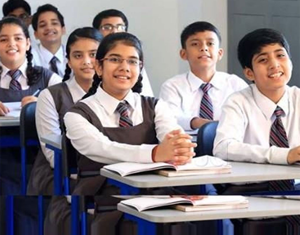 ২০০৫ সালে প্রথম পড়ুয়া সংখ্যার দিক থেকে বিশ্বের সবচেয়ে বড় স্কুল হওয়ার গৌরব অর্জন করে সিএমএস। নাম ওঠে গিনেস বুকেও। পরে যদিও তা ভেঙে যায়। সরকারি অনুদান এখনও পর্যন্ত নেননি কর্তৃপক্ষ।