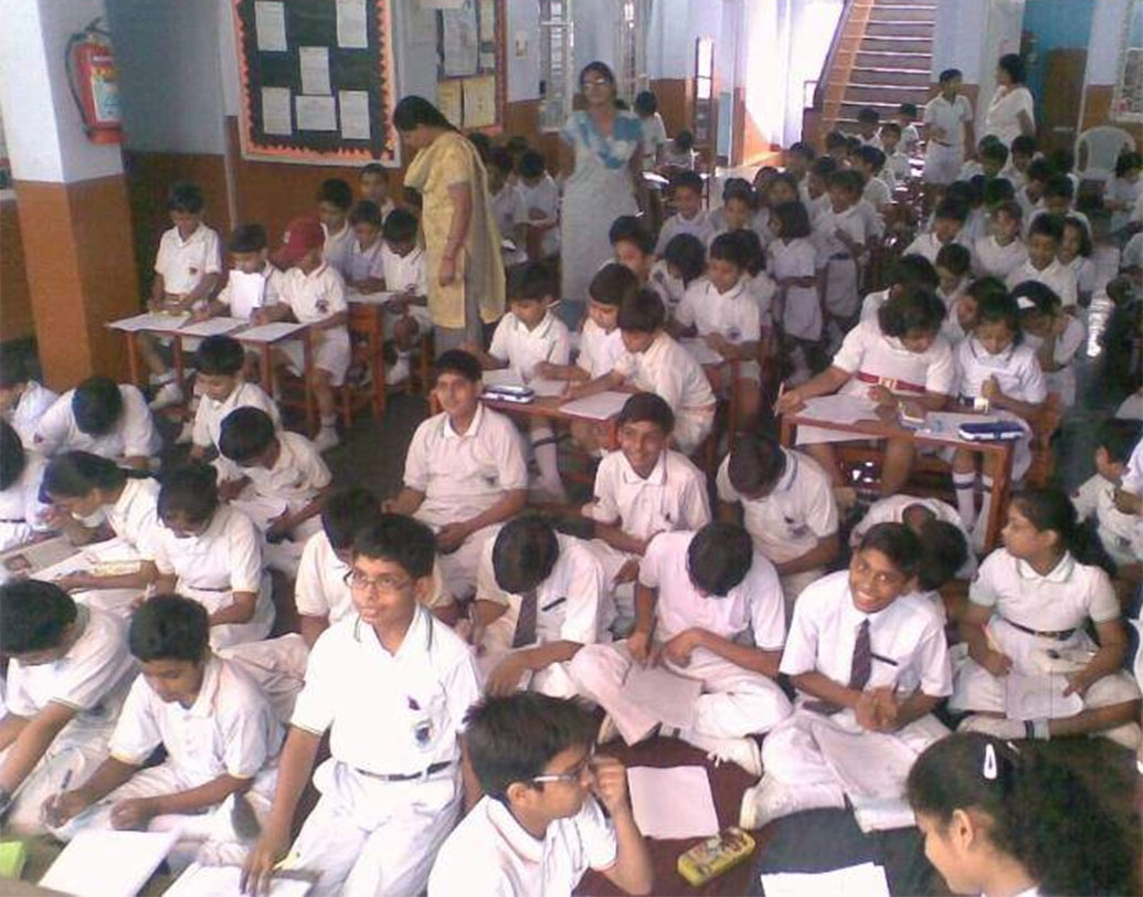 স্কুলটি ২০১৫ সালে জড়িয়ে যায় বড় বির্তকে। ১৩ জন দরিদ্র পড়ুয়াকে ভর্তি না নেওয়ায় নোটিস পাঠায় ইলাহাবাদ হাইকোর্ট। পরে সুপ্রিম কোর্টের নির্দেশে ওই পড়ুয়াদের ভর্তি নিতে বাধ্য হয় স্কুল কর্তৃপক্ষ।