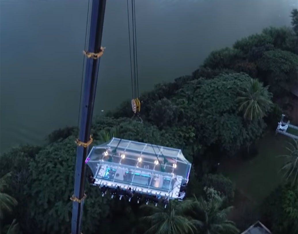 বেঙ্গালুরুতে রয়েছে ২২ আসনের এই রেস্তরাঁ। ক্রেনে করে আপনাকে তুলে নিয়ে ডেকের মতো ওই রেস্তরাঁয় বসিয়ে দেওয়া হবে। তারপর?