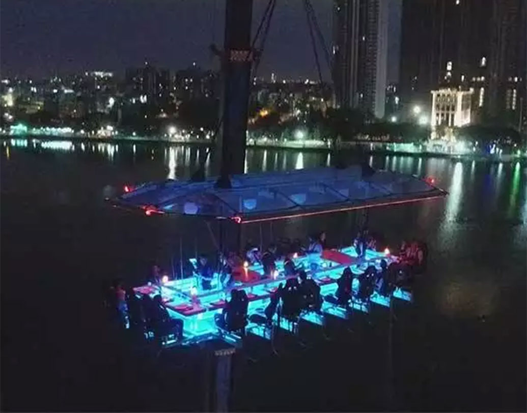 তারপরে ঘুরতে থাকবে টেবিল-সহ গোটা রেস্তরাঁর অংশ, যাতে প্রত্যেকেই ভালভাবে আকাশের মধ্যে ভেসে থাকাটা উপভোগ করতে পারেন।