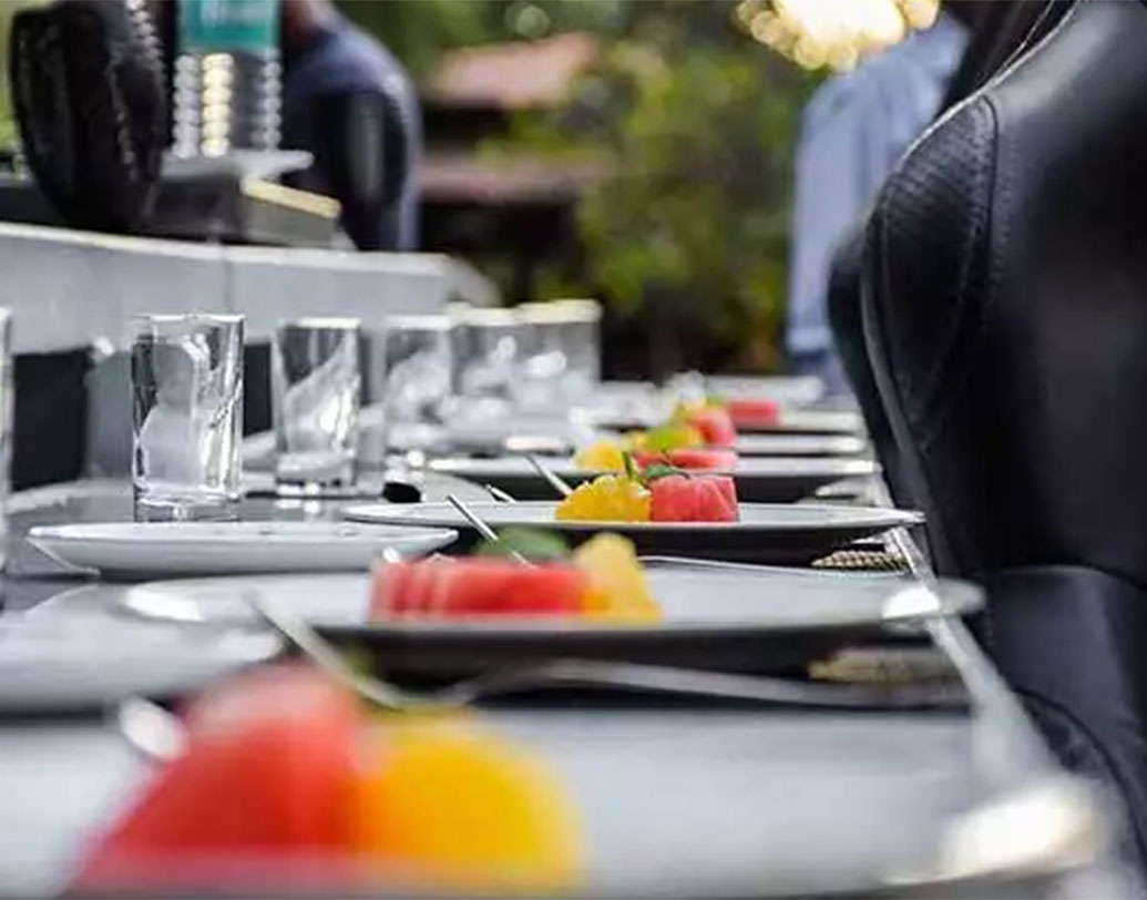 গ্রিলড চিকেন, হার্ব রাইস, মকটেল, ফ্রুট স্যালাড, ক্রকেটস কী নেই এতে। রয়েছে বিভিন্ন রকমের স্ন্যাকসও।