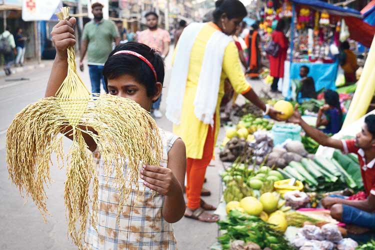 বাছাই: পুজোর জন্য পছন্দের জিনিস কেনা। মঙ্গলবার, কুমোরটুলিতে। ছবি:স্বাতী চক্রবর্তী