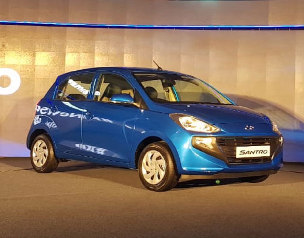 স্যান্ট্রো অ্যাস্টা
স্যান্ট্রো অ্যাস্টার দাম ৫ লক্ষ ৪৬ হাজার টাকা। ইঞ্জিনের ক্ষমতা ১০৮৬ সিসি। পেট্রল চালিত গাড়ি এটি। লিটার প্রতি মাইলেজ পাবেন ১০৮৬ সিসি। মোট ৫ জন বসতে পারবেন। তবে চালক এবং সহ চালকের জন্য দু’টি এয়ারব্যাগ রয়েছে।