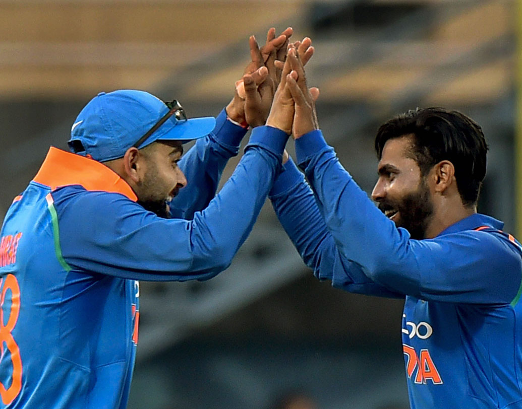 গত ম্যাচে দশ ওভারে ৬৬ রান দিয়ে ২টি উইকেট নেন রবীন্দ্র জাদেজা। ভুবনেশ্বর কুমার, জশপ্রীত বুমরার অনুপস্থিতিতে ভারতীয় বোলিংকে চুরমার করছিলেন ক্যারিবিয়ান ক্রিকেটার শিমরন হেটমেয়ার। সেই হেটমেয়ারের উইকেটটি তুলে নেন জাদেজা। তিনি থাকবেন দলে, বিশেষজ্ঞরা তাই বলছেন।