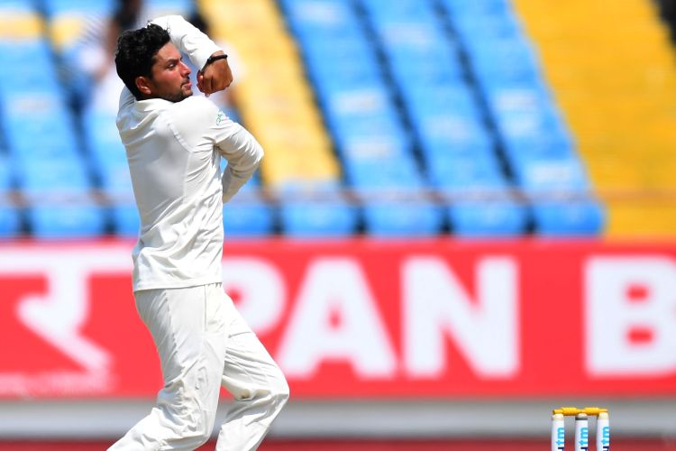 মিডল ওভারে উইকেট নেওয়ার ক্ষমতা রয়েছে কুলদীপ যাদবের। চায়নাম্যানের ডেলিভারি ধরতে পারছেন না ব্যাটসম্যানরা। বল কোনদিকে ঘুরবে, বুঝতে সমস্যা হচ্ছে। এশিয়া কাপে তিনি ১০ উইকেট নিয়েছিলেন। আজ খালিলের বদলে তিনিই থাকবেন বলে মনে করা হচ্ছে।