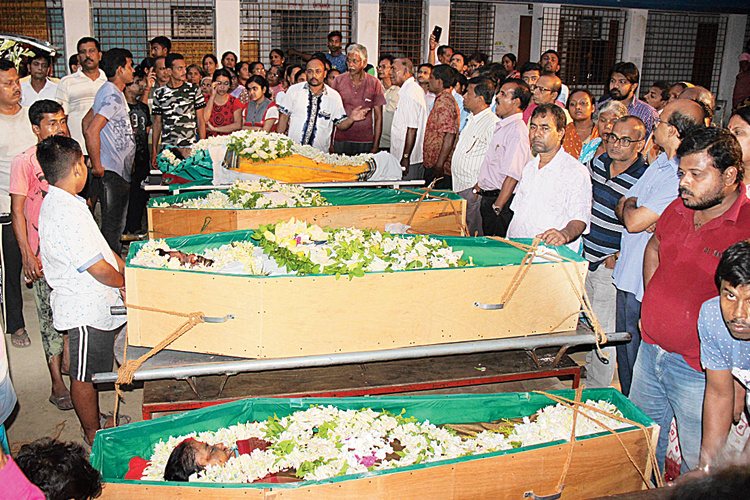 হাবড়ার মসলন্দপুরে ফিরল সিকিমে বেড়াতে গিয়ে দুর্ঘটনায় মৃত ডাক্তার বিভাসকান্তি পাঠক এবং তাঁর পরিজনদের দেহ। বুধবার। ছবি: সুজিত দুয়ারি