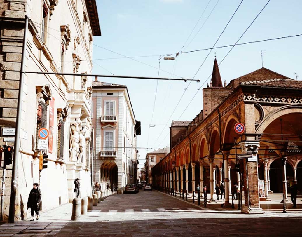 এই ব্যবস্থা প্রথম শুরু করেন মার্কো আমাদোর নামে এক ব্যক্তি। তিনি বলেন, প্রয়োজনে এক সঙ্গে দু’জনও যাতায়াত করা যায় সাইকেল। একে বলে পয়েন্ট কালেকশন। সে ক্ষেত্রেও বিয়ারের বোতল এক থেকে দুই হওয়ারও সম্ভাবনা রয়েছে।