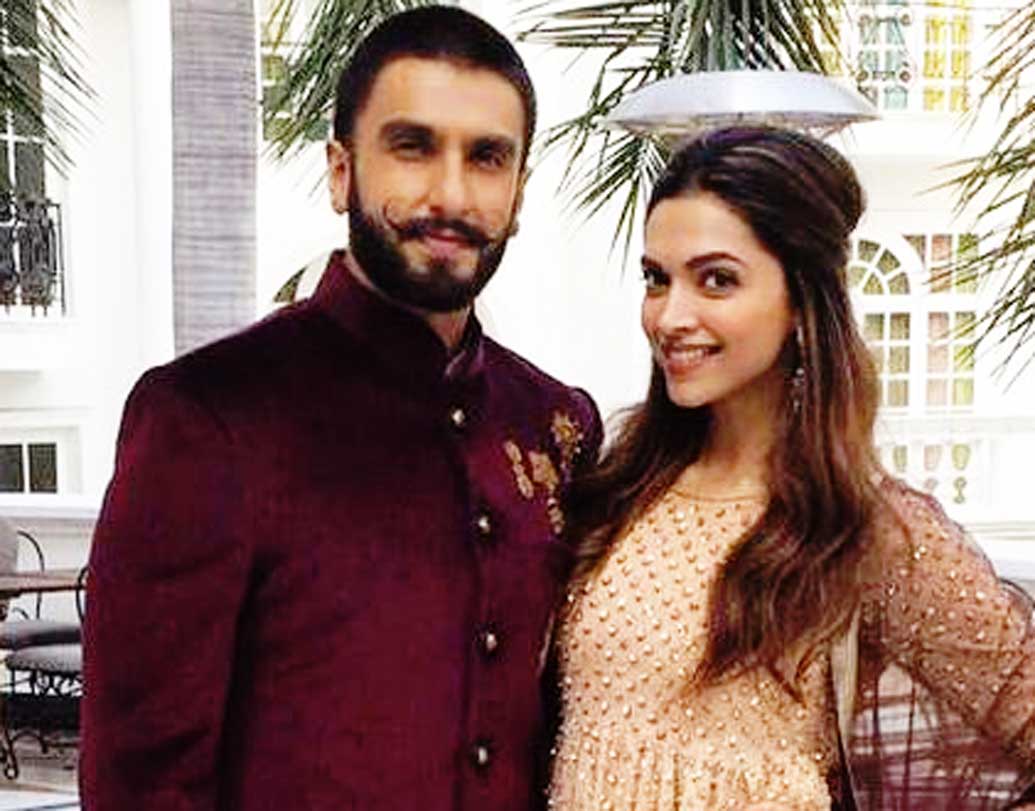 নভেম্বরের ১৪ আর ১৫ তারিখে বিয়ে করবেন দীপিকা আর রণবীর। বিরাট কোহালি আর অনুষ্কা শর্মার মতো ডেস্টিনেশন ওয়েডিংকেই বেছে নিয়েছেন দীপিকা পাড়ুকোন ও রণবীর সিংহ। ইতালির লেক কোমোতে বসতে চলেছে বলিউডের সেই বহু প্রতিক্ষিত বিবাহ আসর।