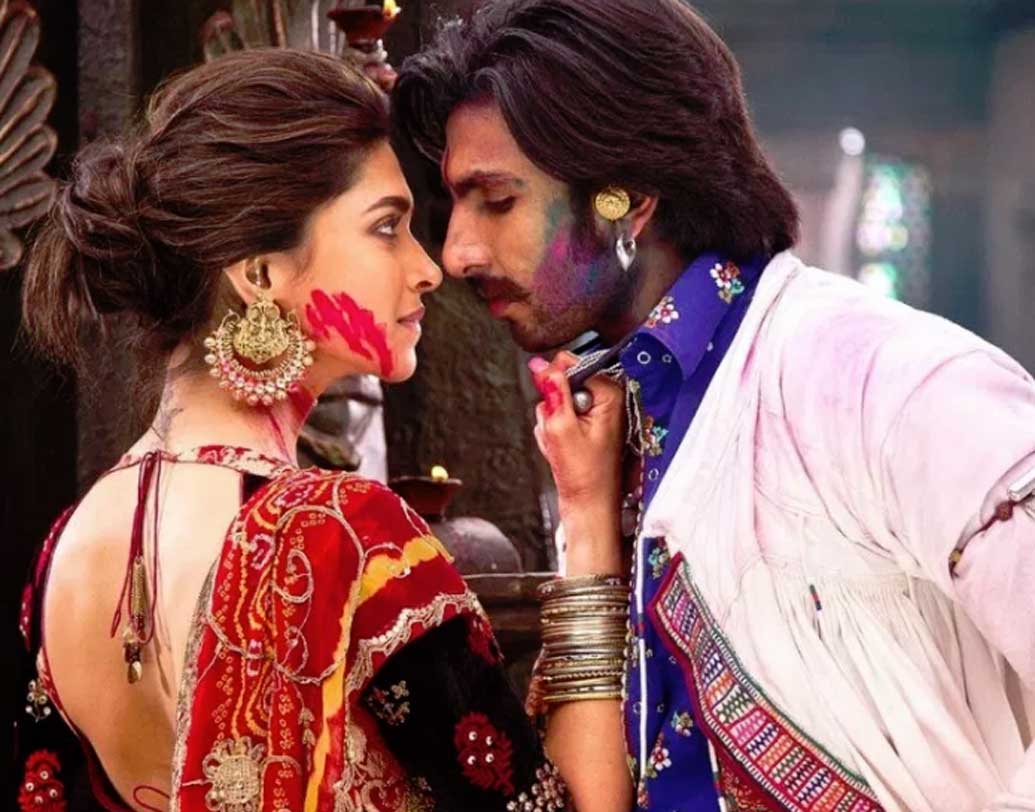 বিয়েতে রণবীর আর দীপিকা দু’জনের পোশাক ডিজাইন করছেন ফ্যাশন ডিজাইনার সব্যসাচী মুখোপাধ্যায়। আর বিয়ের পুরো ইভেন্টের দায়িত্বে থাকছেন দিল্লির এক নামজাদা ওয়েডিং প্ল্যানার, যিনি আগেও বলিউডের বহু বিয়ের আসর সাজিয়েছেন।