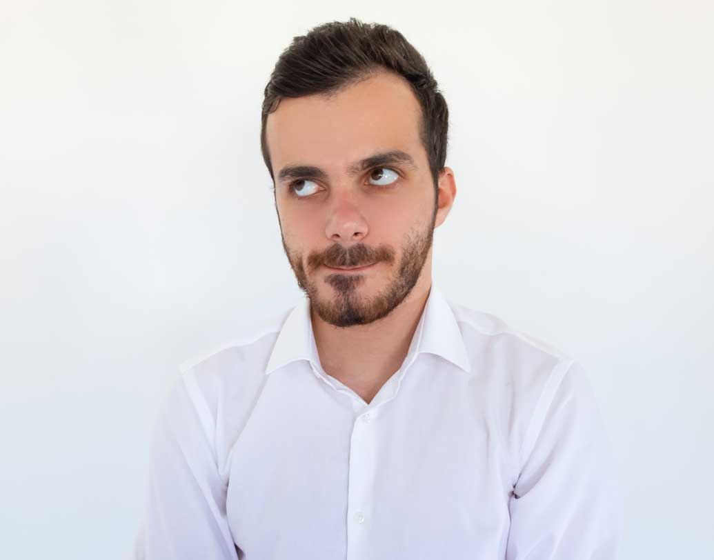 অফিসে মিটিং চলাকালীন বা অন্য সময় মতান্তর হলেই চোখের ভঙ্গিমার মাধ্যমে সেই অসন্তোষ প্রকাশ করে ফেলেন অনেকে। রোলিং আই তার মধ্যে অন্যতম। কারও মতামত পছন্দ না হলে বা আপনার মতকে গুরুত্ব না দেওয়া হলে চোখের তারাকে এক দিক থেকে আর এক দিকে ঘোরান অনেকে। এতে অন্যের প্রতি অশ্রদ্ধা ফুটে ওঠে। এমন স্বভাব থাকলে তা দ্রুত বদলান।