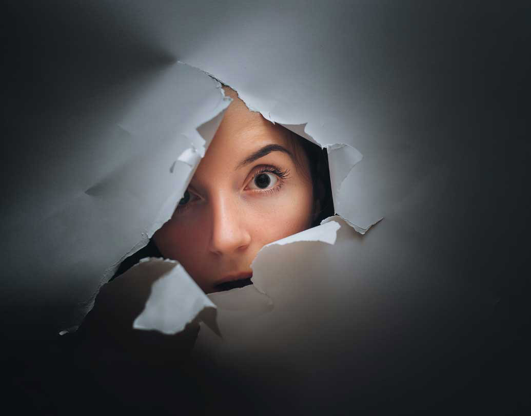 অফিসের সহকর্মীর সঙ্গে যতই বন্ধুত্ব থাকুক না কেন, অফিসের মধ্যে কিছুটা পেশাদারি দূরত্ব বজায় রাখাও জরুরি। অনেকেই অফিসে সহকর্মীর ব্যক্তিগত মেল, হোয়াটসঅ্যাপ বা টেক্সটে উঁকিঝুঁকি মারেন। সহকর্মীরা কম্পিউটারে বসে ব্যক্তিগত কোনও কাজ করলেও সে দিকে তাকিয়ে থাকেন। এমন স্বভাব অত্যন্ত আপত্তিজনক ও অপেশাদারিত্বের পরিচায়ক।