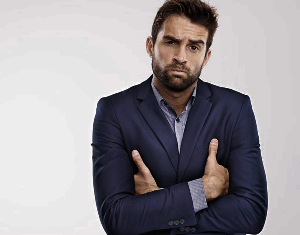 অফিসের কোনও মিটিংয়ে বা বসের সঙ্গে কথা বলার সময় পা ক্রশ করে বসা বা কনুই ভাঁজ করে ক্রশ করে দাঁড়িয়ে কথা বলার অভ্যাস আছে না কি?  এমন হলে সে স্বভাব এখনই বদলান। অনেক কর্পোরেট অফিসেই এমন বডি ল্যাঙ্গুয়েজকে ‘পুওর অ্যাটিটিউড’ বলে গণ্য করা হয় ও তার প্রভাবও পড়ে চাকরিতে।