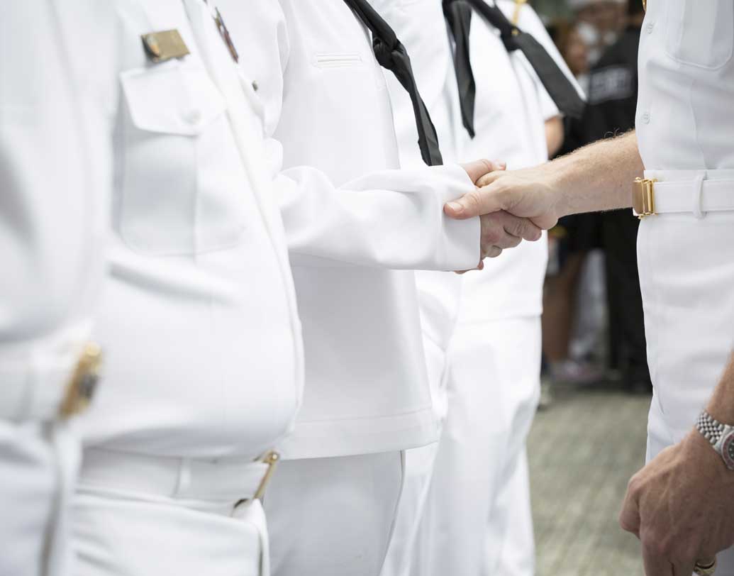 অফিসে নানা প্রয়োজনে হ্যান্ডশেক করার প্রয়োজন পড়ে। পেশাদার জীবনে দুর্বল হ্যান্ডশেক সামনের মানুষটির প্রতি কম গুরুত্ব প্রকাশ করে। আবার কাজের প্রতি আপনার ভালবাসা কম, এমনটাও বোঝায়।