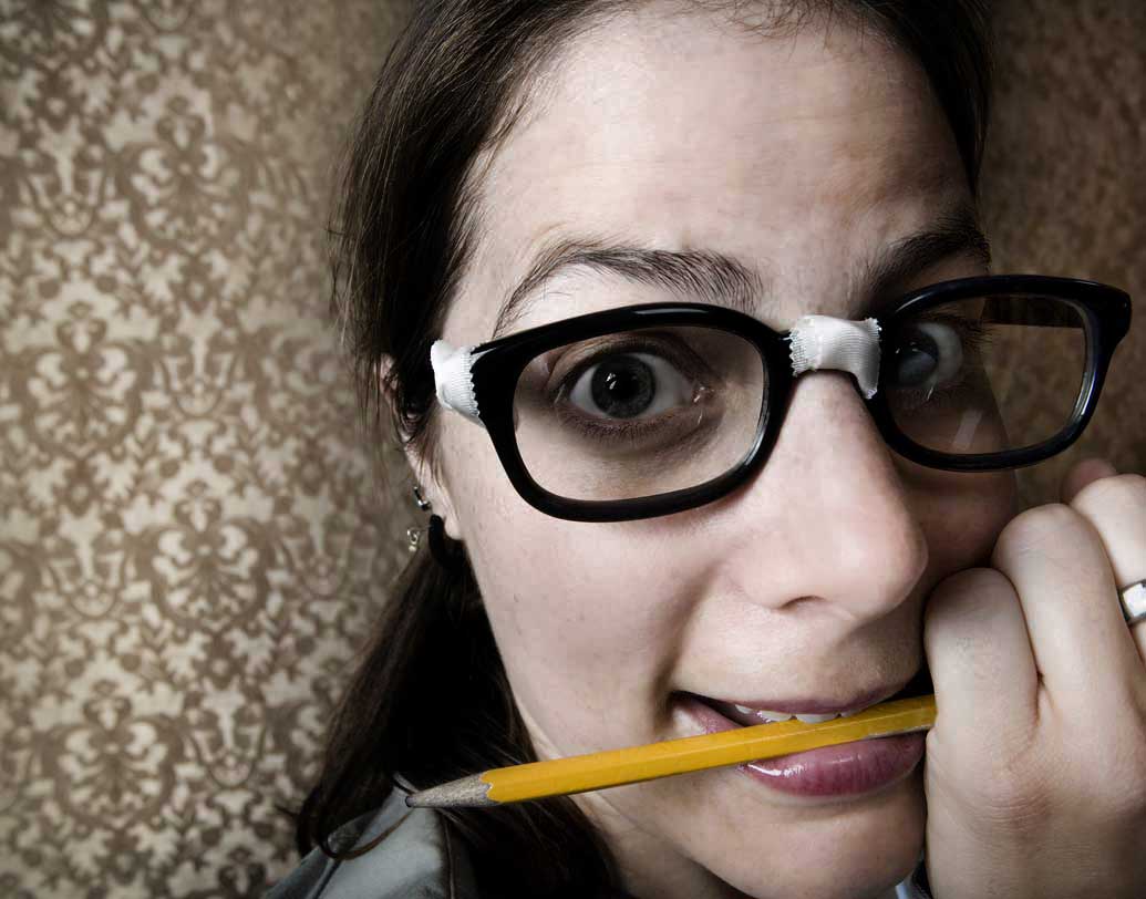 কোনও কথা জানতে চাইলে তোতলানো, আমতা আমতা করা, না জেনে ভুল তথ্য দেওয়া, পেন্সিল বা পেনের পিছন চিবোনো— এ সব অত্যন্ত অপেশাদার স্বভাব। ‘নার্ভাস অ্যাটিটিউড’ বলেই পরিচিত। টেনশন থেকেই এদের জন্ম। এমন স্বভাব থাকলে আগে মানসিক ভাবে স্থির থাকুন। বিশেষ মনোযোগ দিন অন্যের কথায়। শান্ত হয়ে উত্তর দিন ঠিক যেটা জানতে চাইছেন।