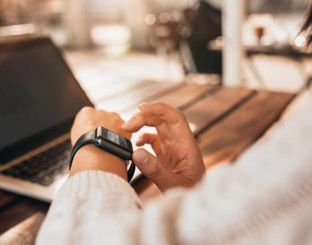 কাজের সময় ঘনঘন ঘড়ি দেখেন?  তা হলে আজ থেকে সে স্বভাবে দাঁড়ি টানুন। হয়তো কতটুকু সময়ে একটা কাজ সারছেন এ হিসাব রাখতেই আপনি ঘড়ি দেখেন, কিন্তু কাজের ফাঁকে ঘনঘন ঘড়ি দেখার স্বভাব ভুল বার্তা দেয়। এতে বোঝায়, আপনি ছুটির অপেক্ষায় আছেন বা কাজটা উপভোগ করছেন না। তেমন হলে কম্পিউটারেই সেট করা ঘড়ি দেখুন।