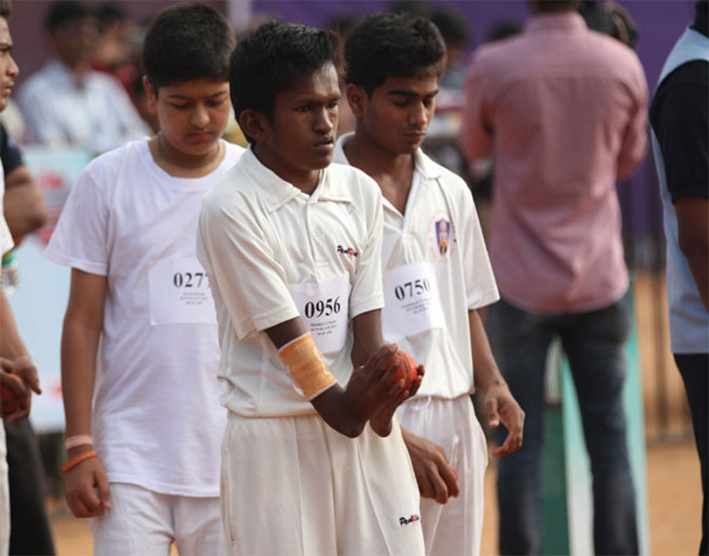 অনটন ছিল শঙ্করের ক্রিকেট খেলতে আসার পথে বিশাল বাধা। তার মধ্যে যে ছেলেকে প্রায়ই শুনতে হয়েছে শারীরিক প্রতিবন্ধকতার কথা।