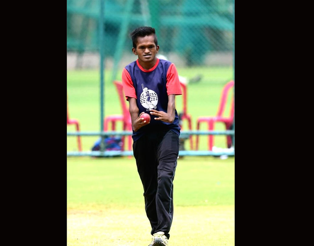 আফগান ক্রিকেটার রশিদ খান ছাড়াও শঙ্করের জীবনের অন্যতম অনুপ্রেরণা অনিল কুম্বলে। বাড়ির পাশের মাঠে ছোট থেকে খেলতেন। ‘কন্নড়’ পত্রিকায় স্পিনারদের জন্য একটা বিজ্ঞাপন দেখেন তিনি। তারপরই বেঙ্গালুরুতে ব্রিজেশ পটেল ক্রিকেট অ্যাকাডেমিতে যোগ দেন তিনি। অনিলই বলেছিলেন, ‘‘এই ছেলে অপ্রতিরোধ্য হয়ে ওঠার ক্ষমতা রাখে। দেশের সর্বত্রই এমন প্রতিভা রয়েছে। খুঁজে আনতে হবে।’’