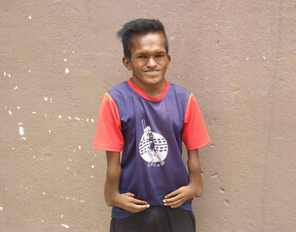 তবে লড়াই ছিল মারাত্মক। ‘ক্রোমোজোম ইমব্যালেন্স’-এর জন্য হাতে ঠিক ভাবে কিছু ধরতেও পারে না আর পাঁচ জনের মতো। অন্যান্য শারীরিক সমস্যাও হয়। কিন্তু তা নিয়েও স্পিনে ভেলকি দেখাচ্ছেন তিনি।