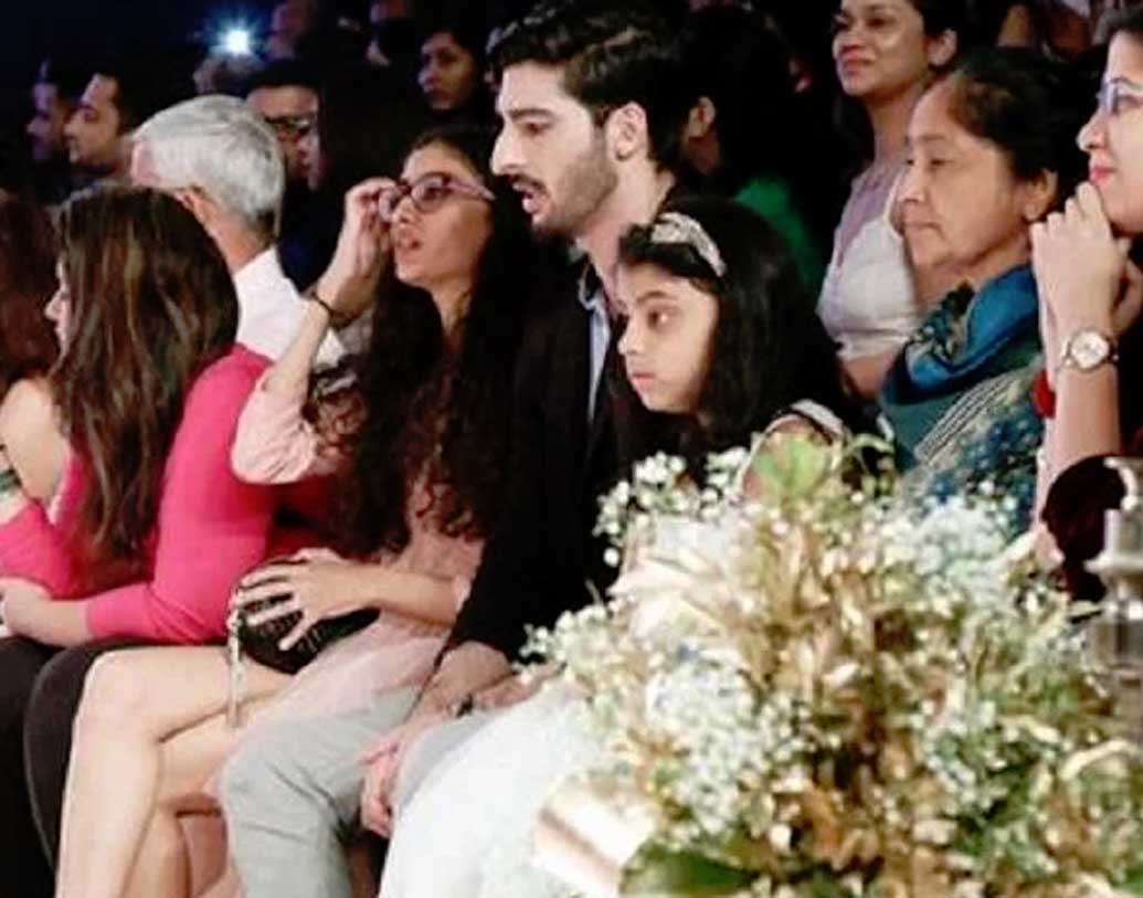 হঠাত্ করেই এক দিন মুম্বইতে নিতা লুল্লার ফ্যাশন ইভেন্টে সুস্মিতার সঙ্গে দেখা গিয়েছিল রোহমানকে। সেই প্রথম বার এক সঙ্গে পাপারাৎজিদের নজরে আসেন রোহমান এবং সুস্মিতা। শুধু তা-ই নয়। সুস্মিতার দুই মেয়ের সঙ্গে জমিয়ে আড্ডাও দিতে দেখা যায় রোহমানকে।