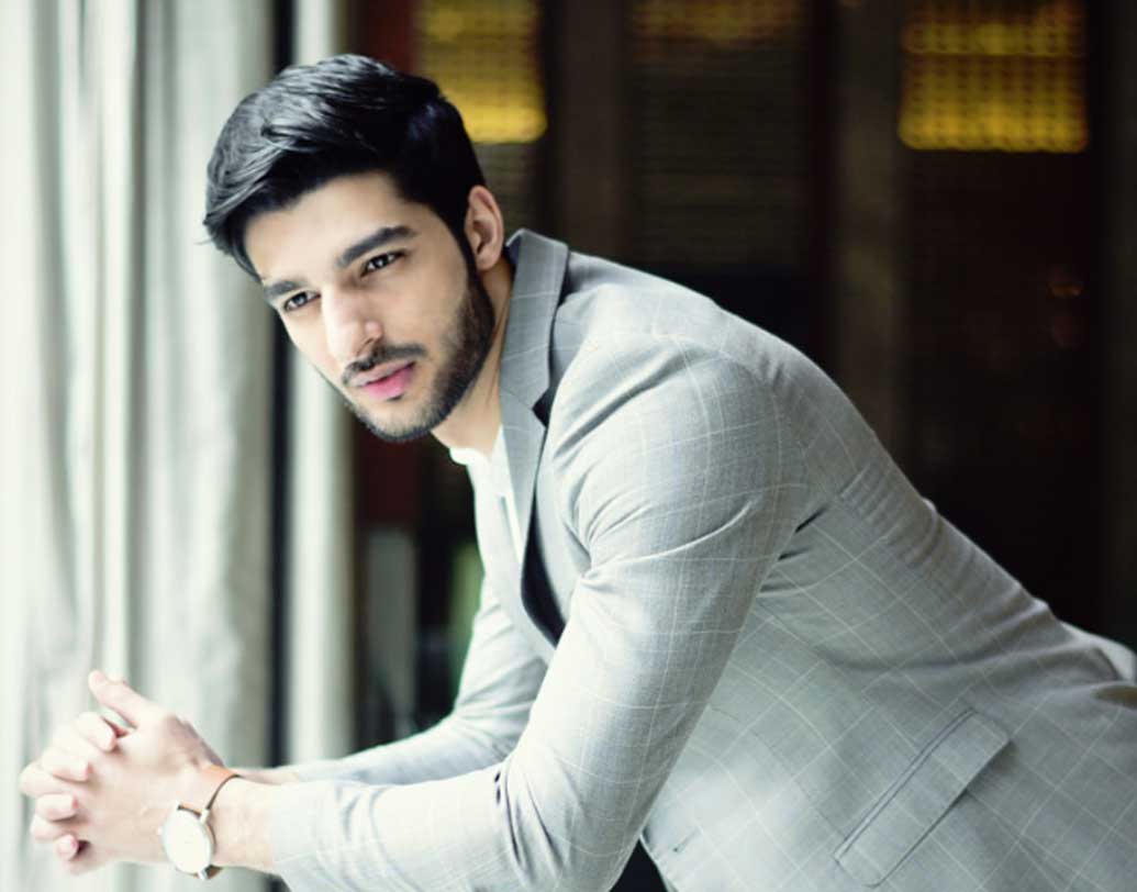 রোহমান মুম্বইয়েরই এক মডেল। বেশ কিছু বিজ্ঞাপনে দেখা গিয়েছে রোহমানকে। বলিউডে পা রাখার জন্য বহু দিন ধরেই চেষ্টা করে যাচ্ছেন এই মডেল।