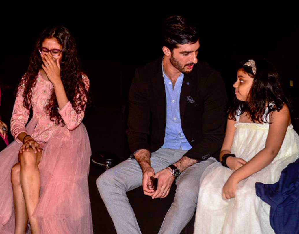 সুস্মিতার দুই মেয়ে অর্থাৎ রিনি এবং আলিশার সঙ্গেও বেশ ভালই সম্পর্ক রোহমানের। তবে বলি সূত্রের খবর, সুস্মিতা যে রোহমানের সঙ্গে আদৌ প্রেম করছেন নাকি তাঁরা দু’জনেই খুব ভাল বন্ধু— সে বিষয়ে এখনই কিছু বলা সম্ভব নয়।