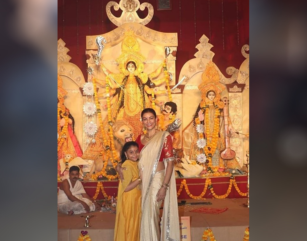 শাড়ি গয়না, লাল টিপে তিনি নতুন ভাবে কেড়ে নিলেন তাঁর তামাম ভক্তদের মন। বাঙালির ঘরের দুর্গাপুজো যে তাকেও নিজের পরিচিতির দোরগোড়ায় পৌঁছে দিয়েছে তা তাঁর হাসিতেই স্পষ্ট।