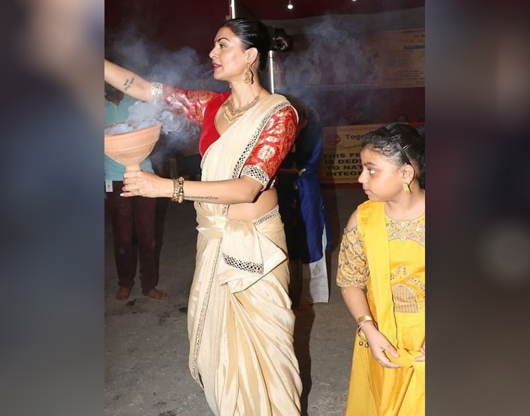 সেলেবদের পুজোর রুটিনের মাঝে কিন্তু আলাদা ভাবে সোশ্যাল মিডিয়ার দুনিয়ায় ঝড় তুলেছেন প্রাক্তন বিশ্বসুন্দরীর এই ধুনুচি নাচের দৃশ্য।