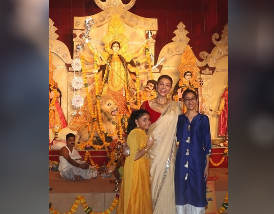 নাচে পায়ে পায়ে তাল মেলাতে দেখা গিয়েছে তাঁর দুই মেয়ে রেনি ও আলিশাকে। সুস্মিতার মতোই তার মেয়েদের পরনে ছিল ট্র্যাডিশনাল সাজ-পোশাক।