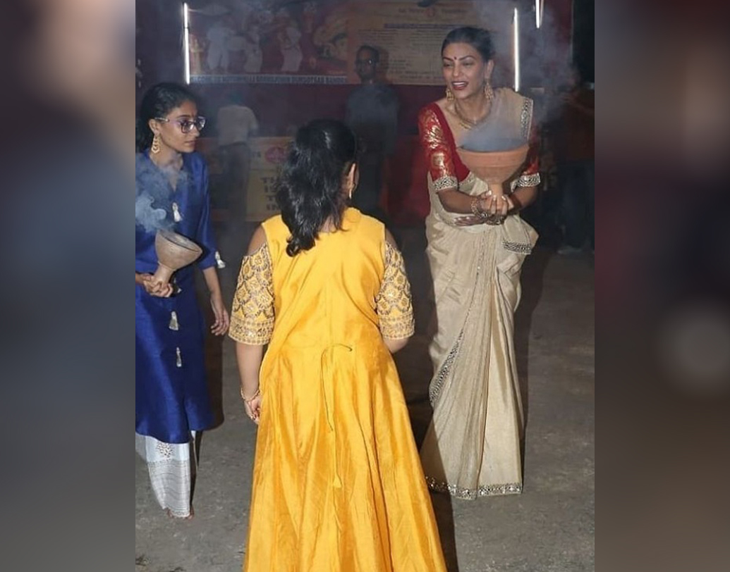 ছোট মেয়ে এখনও ধুনুচি নিয়ে নাচতে সাবলীল নয়। কিন্তু বড় মেয়ে কিন্তু দিব্য হাতে তুলে নিয়েছে ধুনুচি। মায়ের সঙ্গে সমান তালে তাল মেলাল সে।