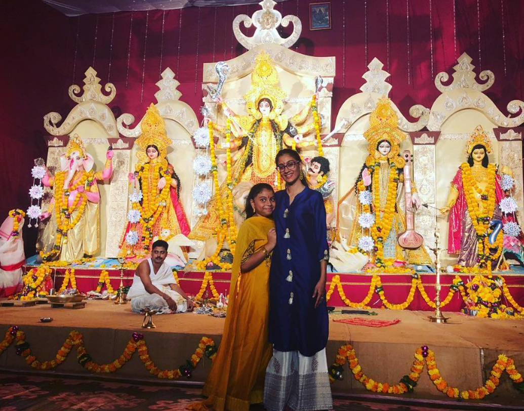 মায়ের আগমনে মা-মেয়ের সুন্দর সম্পর্কের ছবিও চোখে পড়ল অভিনেত্রীর সোশ্যাল মিডিয়া অ্যাকাউন্টে। তিনি লিখেছেন, শক্তির আরাধনায় বাচ্চাদের সঙ্গে আনন্দ ভাগ করে নেওয়ার খুশিই আলাদা।