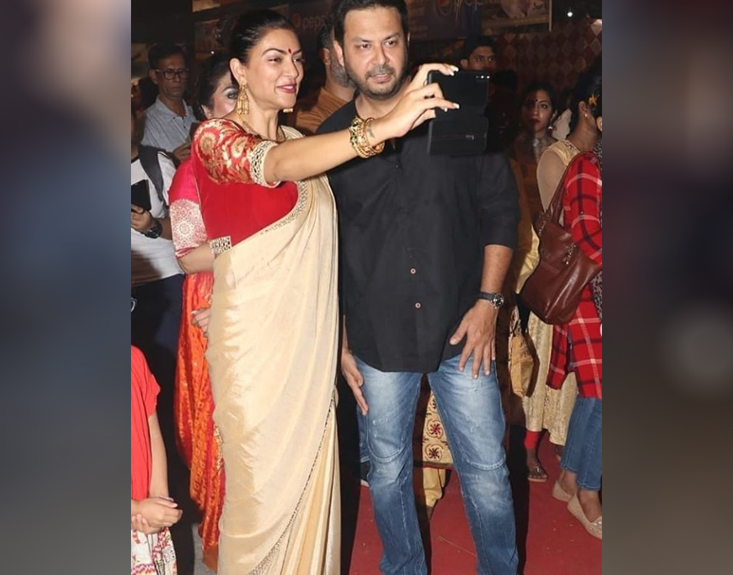 বান্দ্রার এই পুজো মন্ডপে নায়িকার পুজো শুধু ধুনুচি নাচেই শেষ হয়নি। নাচের শেষে হাসি মুখে  ক্যামেরার সামনেও ধরে দিলেন তিনি। (ছবি সৌজন্যে: ইনস্টাগ্রাম)