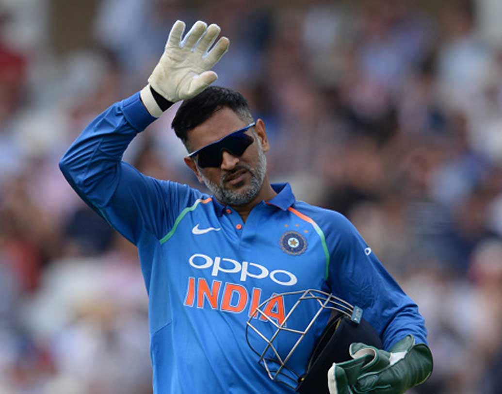 এম এস ধোনি: উইকেটের পিছনে সফল হলেও ব্যাট হাতে ধোনি তেমন নজর কাড়তে পারছেন না। নিন্দুকরা বলছেন, এ ভাবে চললে বিশ্বকাপে তাঁর বিকল্প হতে পারেন পন্থ। আর সে জন্যই ব্যাটসম্যান ধোনির সাফল্য বিশেষ গুরুত্বপূর্ণ।