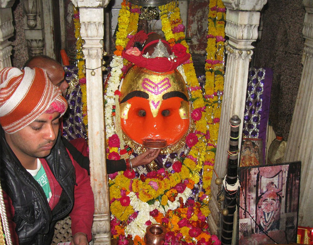 দেবতা নাকি সেই হুইস্কি খেয়েও ফেলেন। এটি দর্শনার্থীরা নাকি স্বচক্ষে দেখেওছেন। যদিও এ নিয়ে নানা রকম গল্প প্রচলিত রয়েছে। এ প্রসঙ্গে গণেশের দুধ খাওয়ার ঘটনাটিরও তুলনা করেন অনেকে। পুরোহিতদের দাবি, ভৈরবের মুখে কোনও গহ্বর নেই।