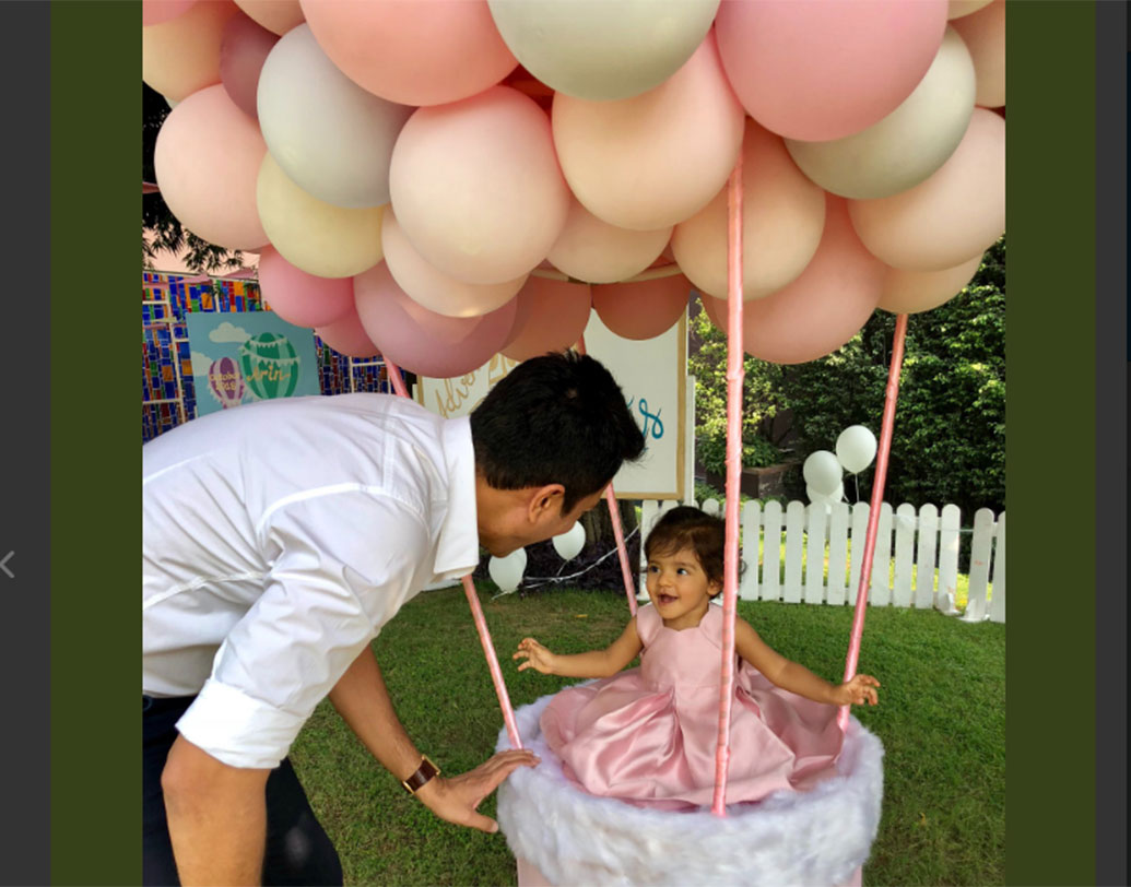 ইনি বলিউডের এক অভিনেত্রীর সন্তান। বাচ্চাটির বাবাকে এই ছবিতে দেখা যাচ্ছে। তিনি নিজেই পোস্ট করেছেন মেয়ের ছবি। বছর দু’য়েক আগেই ওই অভিনেত্রীর সঙ্গে সাত পাকে বাঁধা পড়েন এই ব্যবসায়ী। প্রেমের সূত্রপাত কিন্তু অক্ষয় কুমারের মাধ্যমেই।